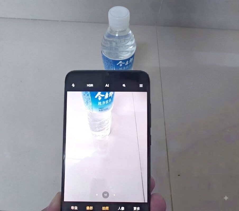 改裝手機頂部開孔鏡頭位置特寫